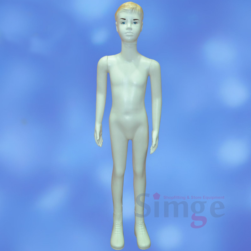 Mannequin sans vie d'enfant en plastique